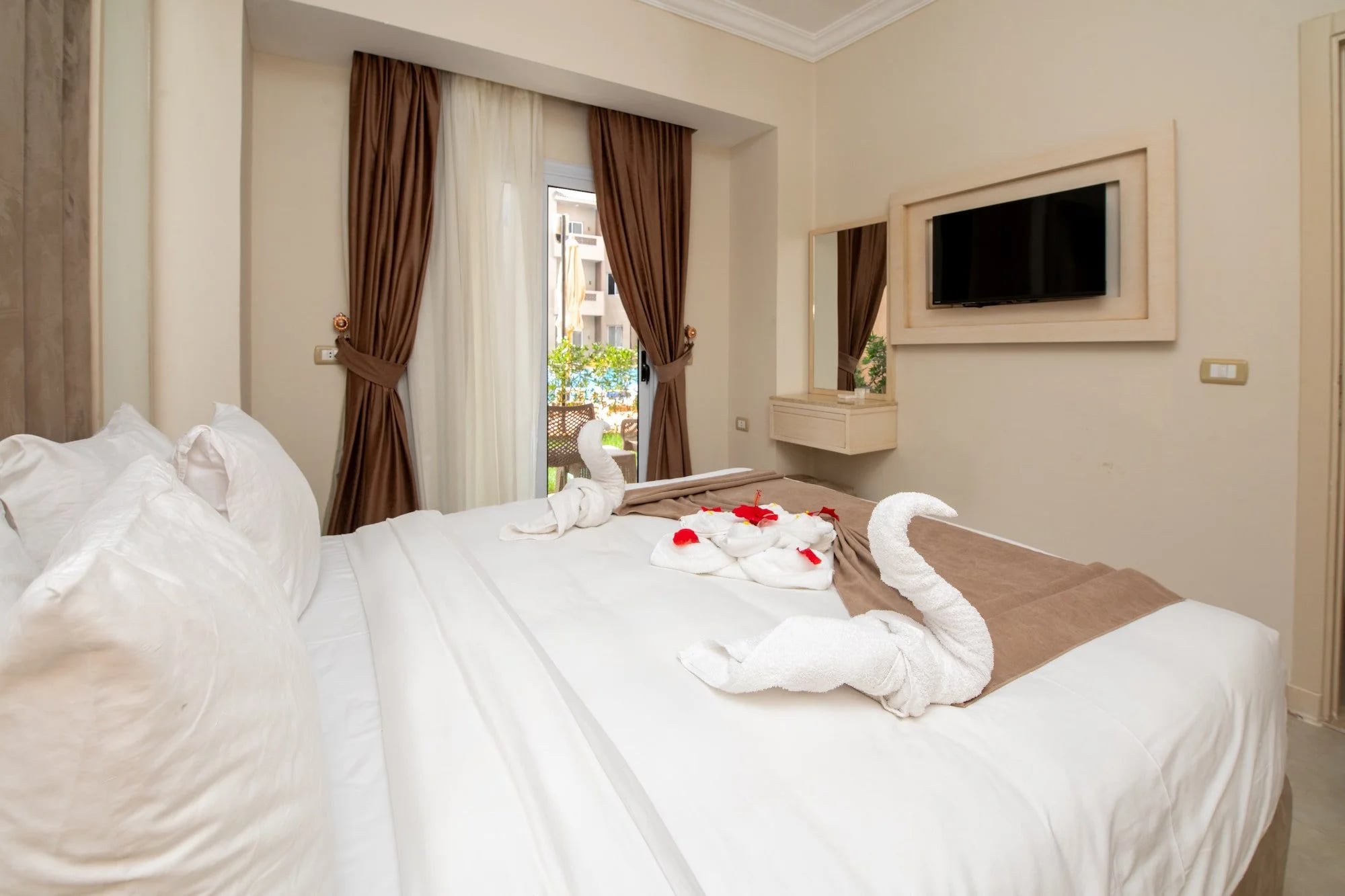 Two-Bedroom Suite Aqua Pool, photo 1